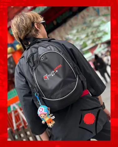 Mizterfilip portando mochila de Fujita Japan