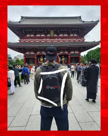 Persona de espalda mirando un templo de japon portando una mochila de Fujita Japan
